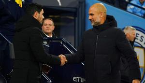 Manajer Manchester City, Pep Guardiola, bersalaman dengan manajer Arsenal, Mikel Arteta, pada laga putaran keempat Piala FA di Stadion Etihad, Sabtu (28/1/2023) dini hari WIB. Dalam duel itu, Man City menang 1-0 atas The Gunners. (AP Photo/Dave Thompson)