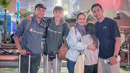Sabrina, putri bungsu Donna Agnesia dan Darius Sinathrya memberikan pelukan kepada orangtuanya di bandara saat mengantar kedua anak lakinya ke Jerman. (Foto: Instagram/@darius-sinathrya)