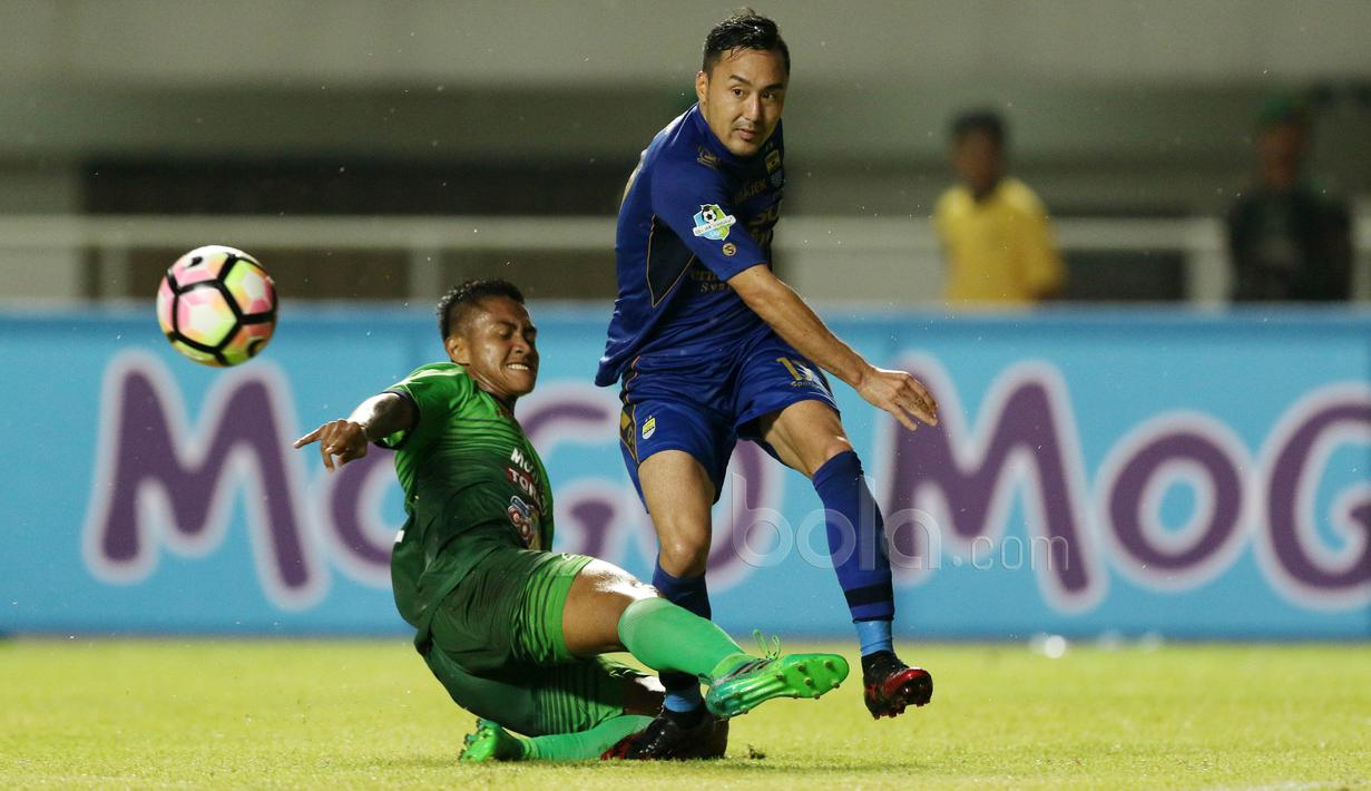 Pemain Persib Bandung, Shohei Matsunaga melepaskan tembakan melewati pemain PS TNI, Ganjar Mukti pada lanjutan Liga 1 2017 di Stadion Pakansari, Bogor, Sabtu (22/4/2017). PS TNI bermain imbang 2-2. (Bola.com/Nicklas Hanoatubun)
