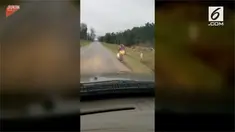 Seorang ayah menghukum anaknya berjalan kaki sejauh 8 km ke sekolahnya. Hukuman tersebut sebagai efek jera karena anaknya melakukan bullying.