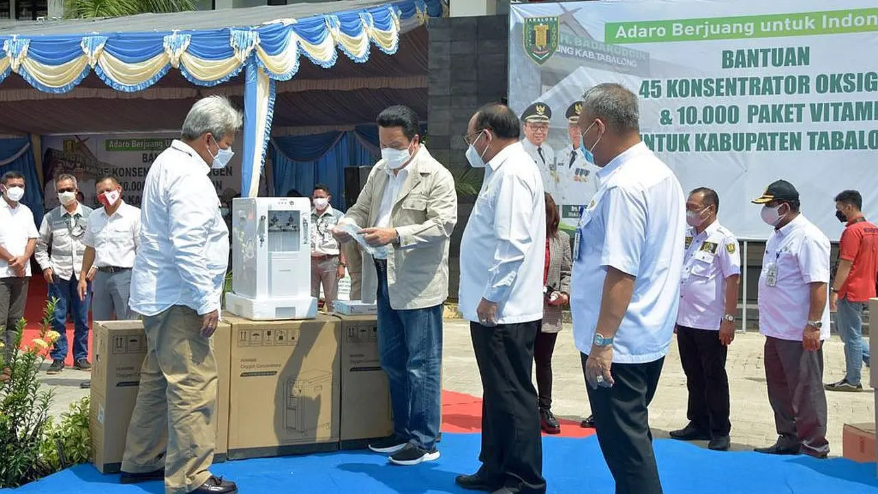 PT Adaro Energy Tbk menyerahkan 65 konsentrator oksigen dan 14.000 paket vitamin untuk Kabupaten Tabalong dan Kabupaten Balangan, Kalimantan Selatan.
