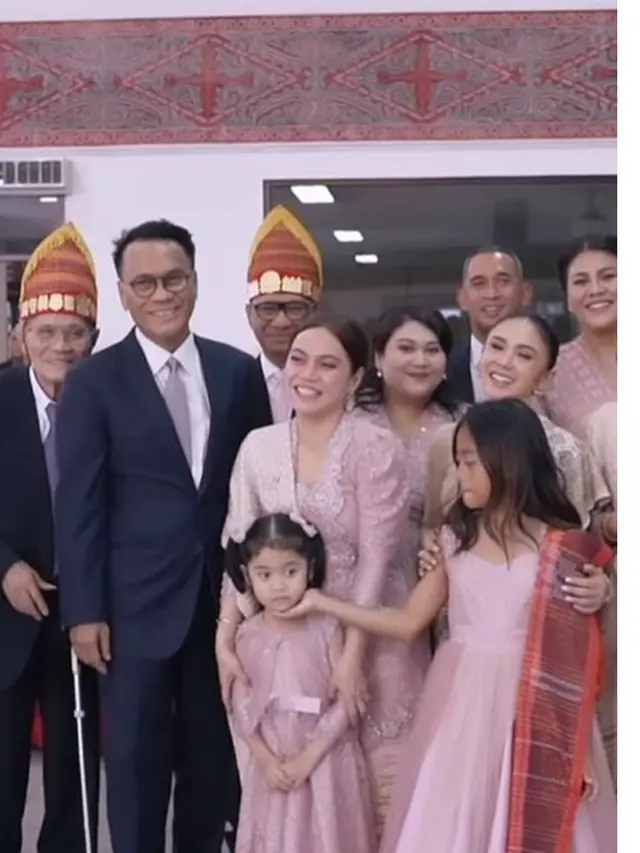 7 Potret Henry Siahaan Ultah ke-68, Yuni Shara Unggah Acara Kental Nuansa Batak
