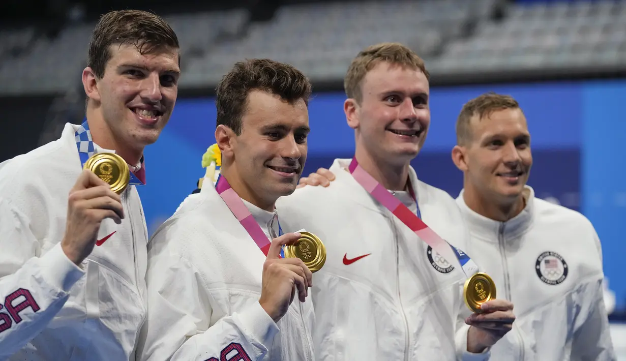 Dari nomor beregu, Caeleb Dressel (kanan) dan rekan-rekan meraih medali emas pada nomor estafet 4x100 meter gaya bebas dan estafet 4x100 meter gaya ganti. Untuk nomor 4x100 meter gaya ganti, mereka berhasil memecahkan rekor dunia. (Foto: AP/Petr David Josek)