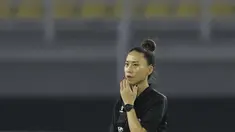 Kim Kyoung-min menjadi satu-satunya bidadari yang berada di lapangan saat pertandingan Timnas Hong Kong U-20 melawan Timnas Indonesia U-20, Jumat (16/9/2022). (Bola.com/Ikhwan Yanuar)