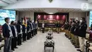 Ketua Komisi Pemilihan Umum (KPU) Hasyim Asy'ari (kanan) dan Ketua Umum Partai Garuda Ahmad Ridha Sabana saat Pendaftaran Partai Politik Calon Peserta Pemilu tahun 2024 di Kantor KPU, Jakarta, Rabu (3/8/2022). Hari ketiga pendaftaran, Partai Garuda menjadi partai politik kesebelas yang mendaftarkan diri untuk calon peserta Pemilu tahun 2024. (Liputan6.com/Johan Tallo)