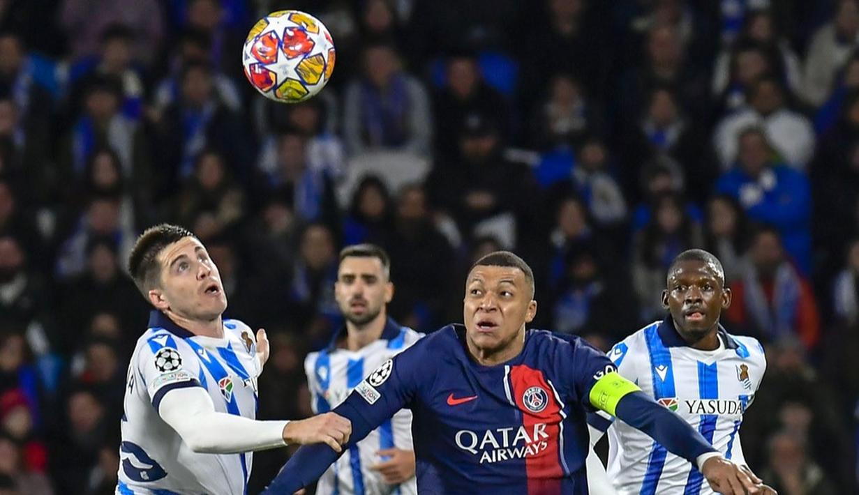Pemain Real Sociedad, Igor Zubeldia, berebut bola dengan pemain Paris Saint-Germain, Kylian Mbappe, pada laga leg kedua babak 16 besar Liga Champions 2023/2024 di Stadion Reale Arena, Rabu (6/3/2024). (AP Photo/Alvaro Barrientos)