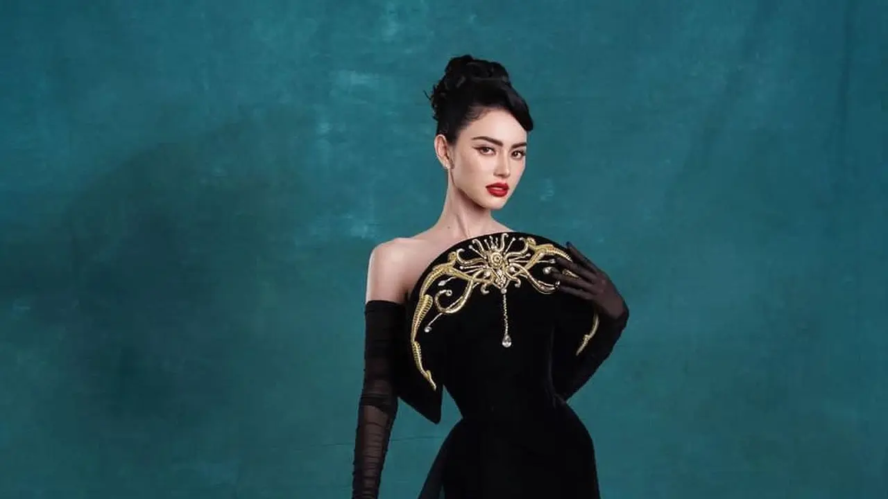6 Gaya Glamor Misterius Davika Hoorne Bergaun Hitam Hadiri Gala Premiere Kang Mak From Pee Mak di Jakarta