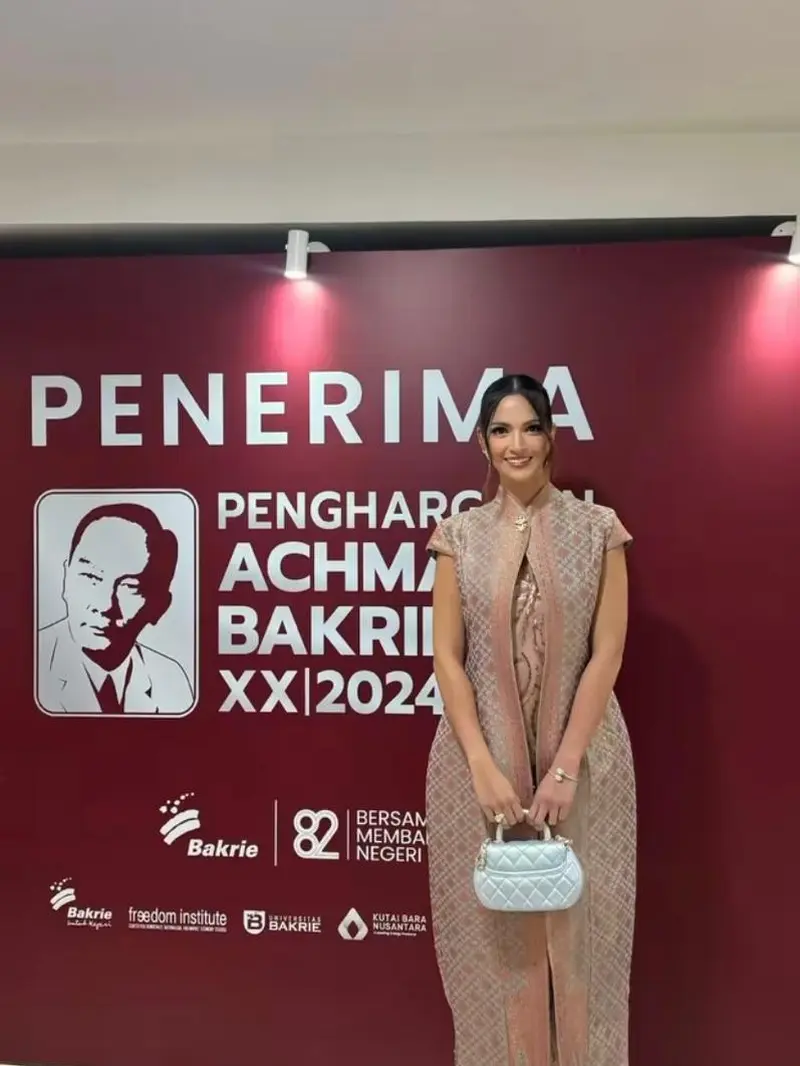 6 Gaya Elegan Nia Ramadhani Pakai Gaun Songket dan Tas Mewah Rp157 Jutaan saat Hadiri Achmad Bakrie Awards