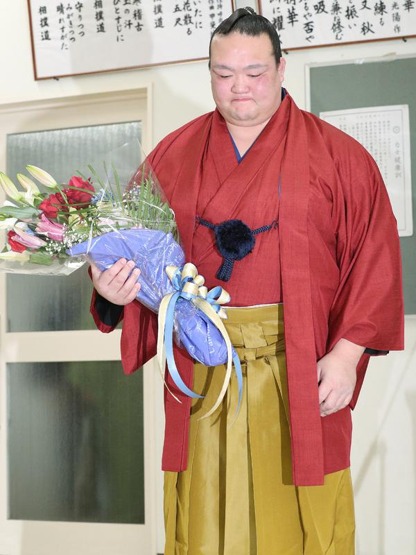 Pemegang predikat grand champion sumo, Kisenosato seusai mengumumkan pensiun dari arena sumo dalam konferensi pers di Tokyo, Rabu (16/1). Kisenosato merupakan satu-satunya pesumo Jepang di liga teratas olahraga itu. (JIJI PRESS AFP)