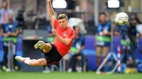 Penyerang Atletico Madrid, Luciano Vietto beraksi di sela latihan tim di Stadion Giuseppe Meazza (27/5/2016). Vietto dikabarkan merapat ke Barcelona demi bermain bareng Lionel Messi.  (EPA/Daniel Dal Zennaro)