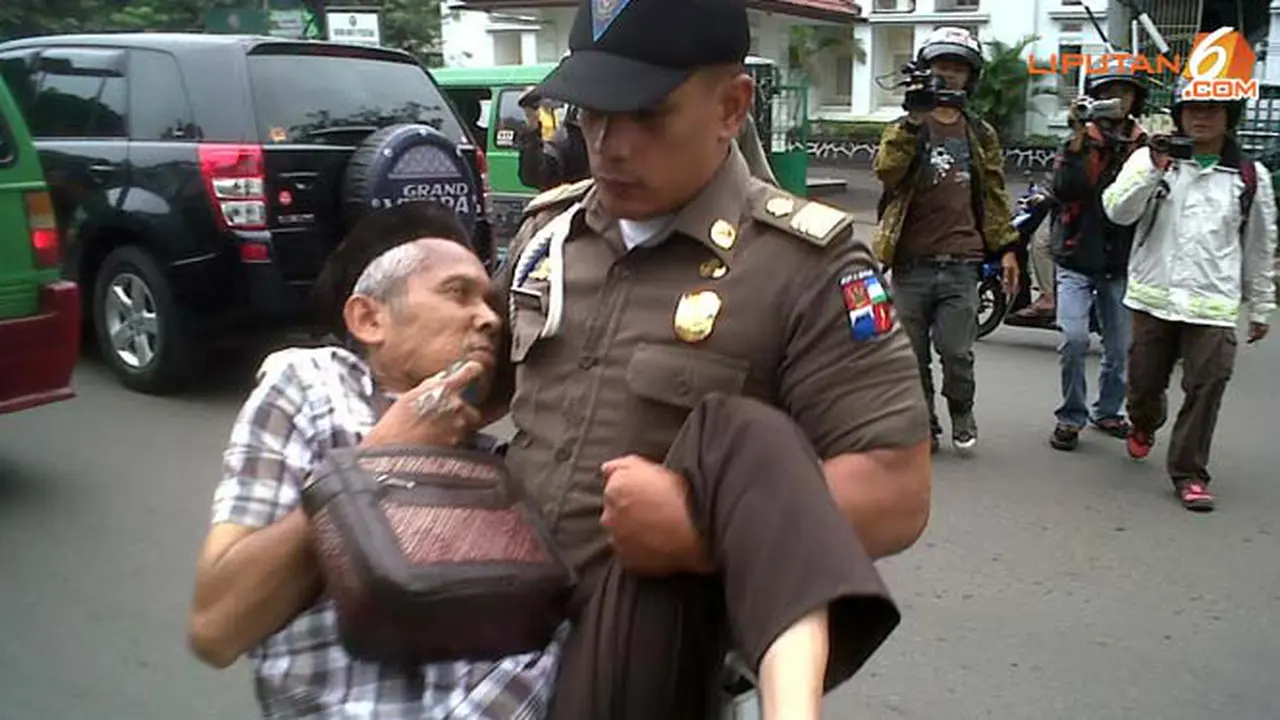 satpol-kejar-150218b.jpg