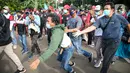 Petugas kepolisian mengamankan massa yang diduga hendak berbuat kericuhan saat aksi unjuk rasa di kawasan Patung Kuda, Jakarta, Kamis (22/10/2020). Penangkapan dilakuka untuk mencegah hal hal yang tak di inginkan saat unjuk rasa. (Liputan6.com/Faizal Fanani)