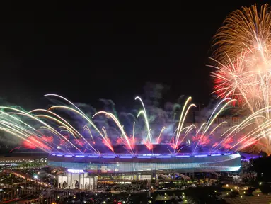 Kembang api menghiasi di atas Stadion Nasional Bukit Jalil saat Upacara Pembukaan Sea Games Asia Tenggara ke-29 di Kuala Lumpur, Malaysia, Sabtu, (19/08/2017). (AP Photo / Daniel Chan)