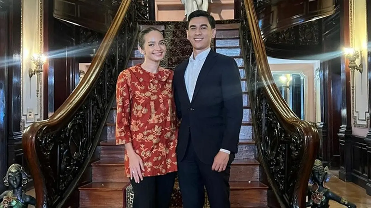 6 Potret Enzy Storia Pakai Seragam Dharma Wanita di Washington DC Ini Curi Perhatian