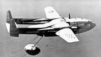 Pesawat  Air Force C-119J mengambil sebuah Kapsul CORONA. Dok: Wikimedia Commons