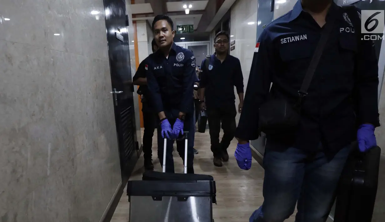 Tim Puslabfor usai melakukan olah TKP peluru nyasar di Lantai 13 dan 16 Gedung Nusantara I, Gedung DPR, Jakarta, Senin (15/10). Proyektil anak peluru nyasar mengenai ruangan Fraksi Gerindra dan Fraksi Hanura Gedung DPR. (Liputan6.com/Johan Tallo)