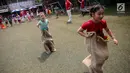 Seorang anak saat mengikuti lomba balap karung di Kampus JIS Pattimura, Jakarta, Rabu (16/8). Lomba perayaan 17 Agustus ini diikuti oleh para siswa siswi usia empat hingga 12 tahun. (Liputan6.com/Faizal Fanani)