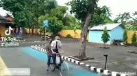 Video haru perjuangan siswa datang ke sekolah karena tak punya akses internet. (TikTok/adfredi02)