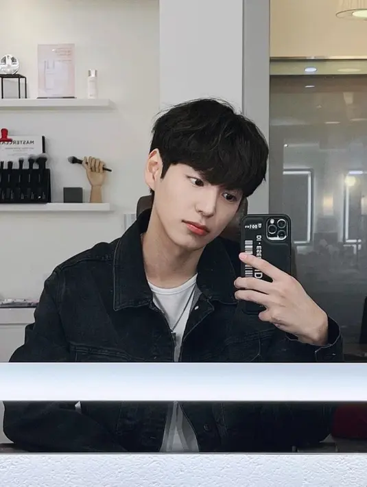 Heo Chan mirror selfie menggunakan jaket berwarna hitam. Tidak hanya pakaian , Casing Handphone Eks personil VICTOn ini juga berwarna hitam. (Instagram/@nahc_xxh)