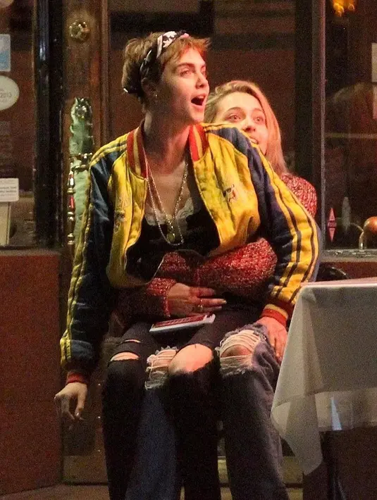 Saat melakukan double date bareng Macaulay Culkin dan Brenda Song, Paris dan Cara terlihat mesra banget. (fabmimi)