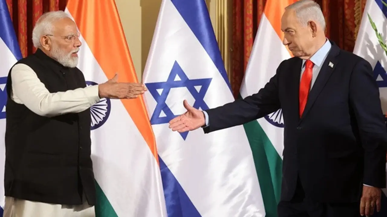 PM Israel Benjamin Netanyahu (kanan) hendak berjabat tangan dengan PM India Narendra Modi saat konferensi pers bersama di Yerusalem, Kamis (26/2/2026).