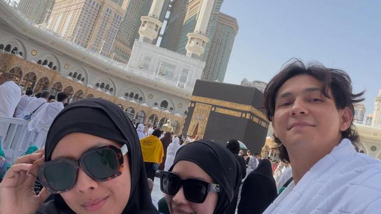 6 Potret Marcell Darwin Umrah Perdana Usai Mualaf, Perjalanan Spiritual Penuh Haru