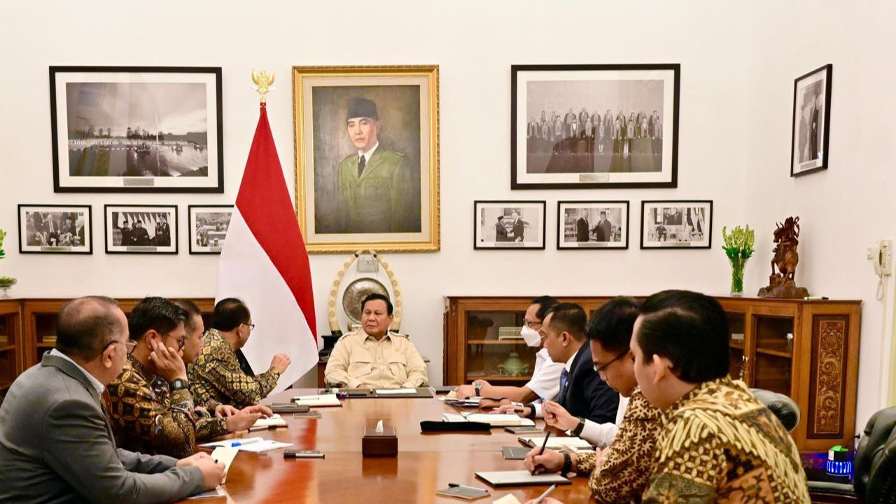 Presiden Prabowo Subianto membentuk Koperasi Desa Merah Putih.
