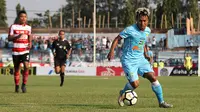 Fahmi Al Ayyubi saat duel Persela vs Madura United di Stadion Surajaya, Lamongan, Senin (23/7/2018). (Bola.com/Aditya Wany)