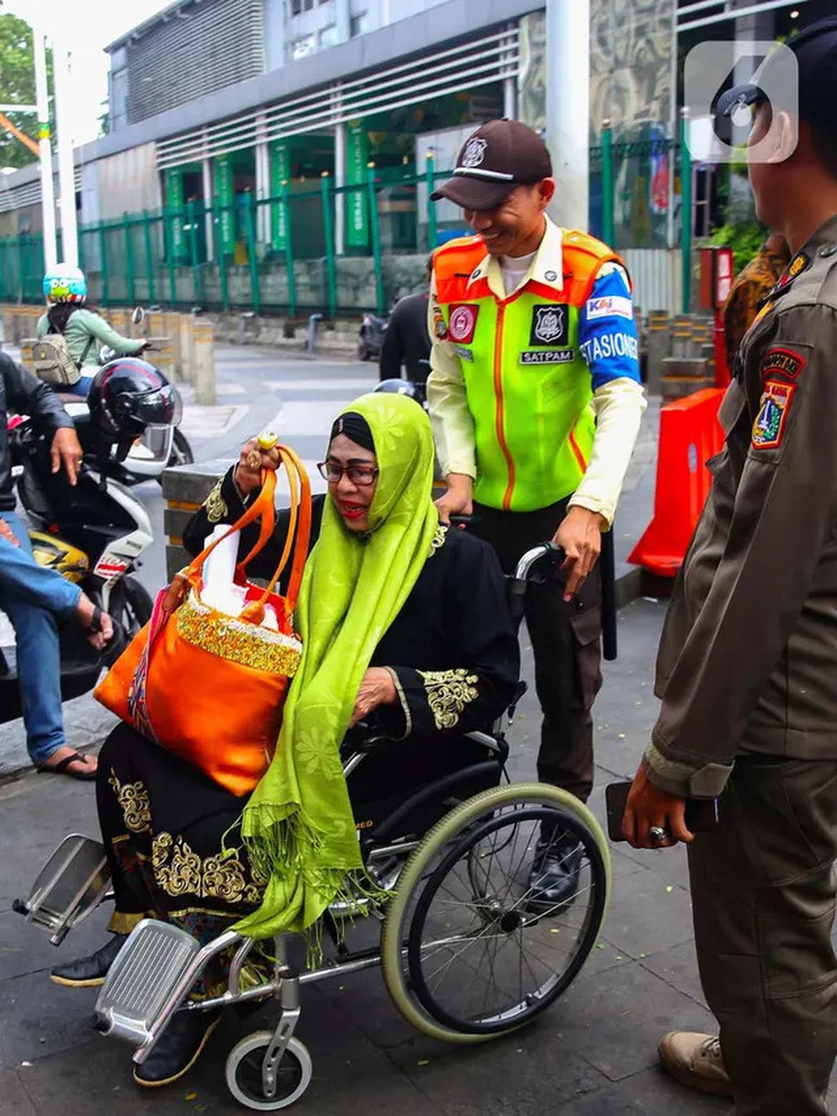 Kesigapan Petugas KAI Commuter Line Layani Calon Penumpang Lanjut Usia