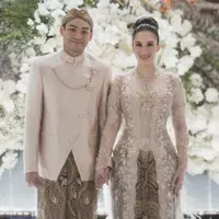 Pada bulan Oktober lalu, Chelsea Islan menggelar lamaran dengan Rob Clinton.  Chelsea tampil mengenakan kebaya dengan perpaduan adat Jawa dan Papua. Ia juga tampil menawan dengan riasan sapuan lipstik berwarna nude dan tatanan rambut high bun.(Liputan6.com/IG/@robclintonkardinal)