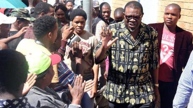 Presiden Namibia Hage Geingob menyapa publik di Windhoek (Foto: Joordania Andima, AFP/File)