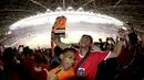 Suporter Persija Jakarta merayakan gelar juara Liga 1 di SUGBK, Jakarta, Minggu (09/12). Persija menang 2-1 atas Mitra Kukar. (Bola.com/M Iqbal Ichsan)