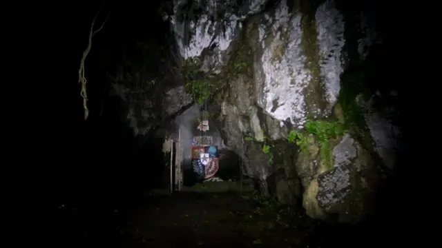 Gua Ratu sebuah gua yang terbentuk secara alami ini terletak di bawah kaki gunung selok Kabupaten Cilacap diberi nama Gua Ratu, karena konon gua tersebut kerap menjadi tempat persinggahan Ratu Pantai Selatan atau yang disebut Nyi Roro Kidul