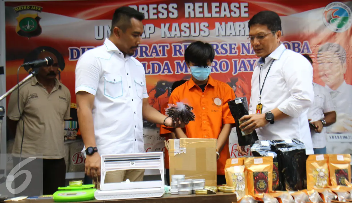 Ditnarkoba Polda Metro Jaya Kombes Pol Nico Afinta saat merilis narkoba jenis gorila di Polda Metro Jaya, Jakarta, Minggu (22/1). Polisi berhasil menyita 10 kilogram tembakau narkoba jenis gorila beserta tiga orang pelaku. (Liputan6.com/Helmi Affandi)