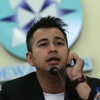 Kedatangan Raffi ke Dewan Pers untuk mengadukan persoalan yang dialaminya, terkait adanya pelaporan terhadap  dirinya ke Polda Metro Jaya beberapa hari lalu. Ia ingin masalahnya tak berlarut-larut. (Andy Masela/Bintang.com)