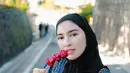 Tampil stylish dengan gaya hijabnya yang trendi, sosok Shandy Purnamasari pun  banyak menuai pujian. Apalagi dengan bertambah usianya menjadi 31 tahun, ia pun menuai banyak ucapan selamat dan doa dari banyak selebriti yang selama ini bekerja sama sengannya. (Liputan6.com/IG/@shandypurnamasari)