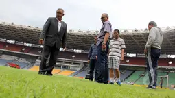 Ketua umum PSSI Djohar Arifin Husin (kiri) melakukan pengecekan lapangan di Gelora Bung Karno, Jakarta (26/3/2015). Peninjauan dilakukan sebagai persiapan menjelang kualifikasi Grup H Piala Asia 2016. (Liputan6.com/Helmi Afandi)