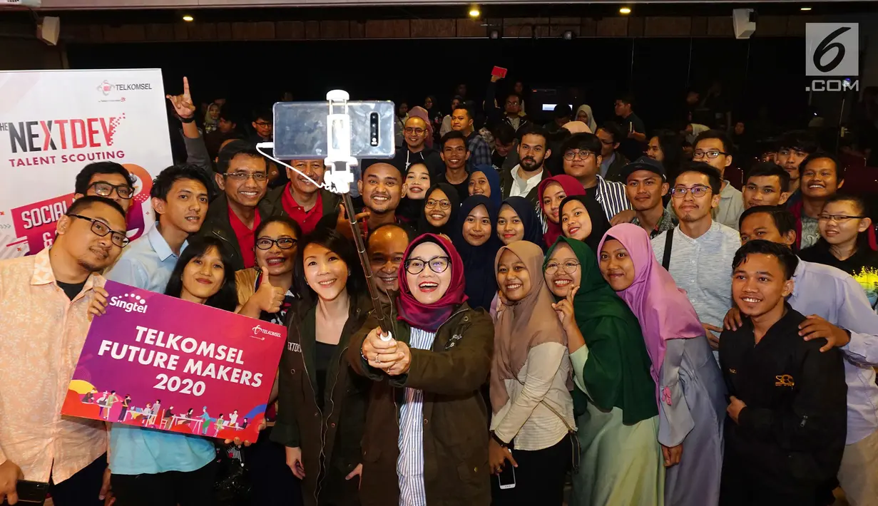 Jajaran Direksi Telkomsel dan peserta The NextDev Talent Scouting Telkomsel 2019 berswafoto di Medan, Kamis, (8/8/2019). Sebanyak 270 social impact startup terbaik se-Indonesia akan mempresentasikan ide brilian mereka dalam Local Stage Pitch di 9 kota. (Liputan6.com/HO/Ady)