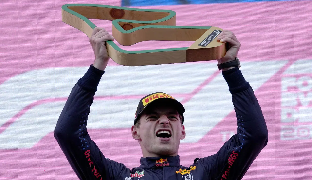 Tren positif Verstappen ini diharapkan akan kembali menyabet gelar di GP pekan depan (04/07/2021), dimana akan digelar sama di Sirkuit Red Bull Ring, Austria dengan aturan ban yang berbeda. (Foto: AP/Pool/Darko Vojinovic)