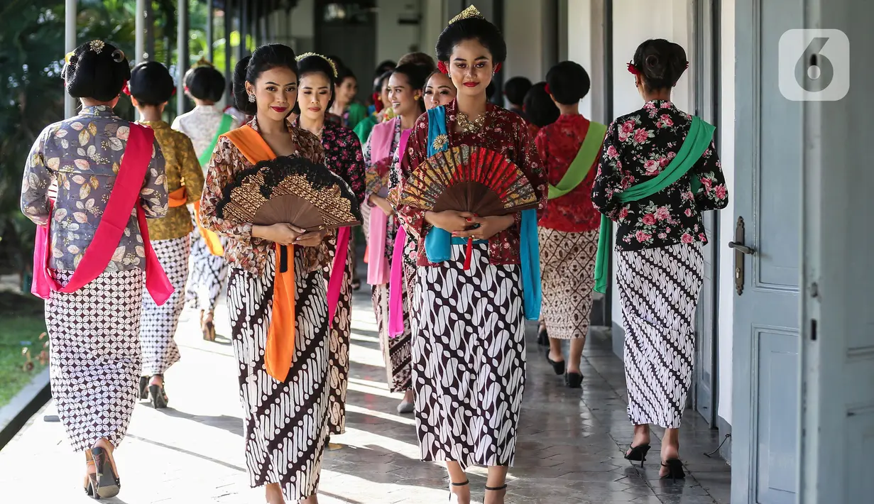 Parade Fashion Show dalam rangkaian acara Bulan Kebangkitan, di Museum Kebangkitan Nasional, Jakarta, Sabtu (21/5/2022). Memperingati Hari Kebangkitan Nasional, Meseum Kebangkitan bekerjasama dengan Belantara Budaya Indonesia menggelar acara dengan tema “Masa Bangkit Wastra dan Budaya”. (Liputan6.com/Johan Tallo)
