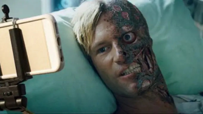 10 Adegan Selfie Paling Menegangkan yang Ada di Film Hollywodod! 