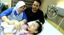Selamat, Tya Arifin melahirkan anak pertamanya. Kabar bahagia itu diketahui dari akun Instagram istri Asyraf Khalid. Kelahiran anak Tya Arifin ini juga sekaligus menjadikan Siti Nurhaliza menjadi nenek. (Instagram/tyaarifinnw)