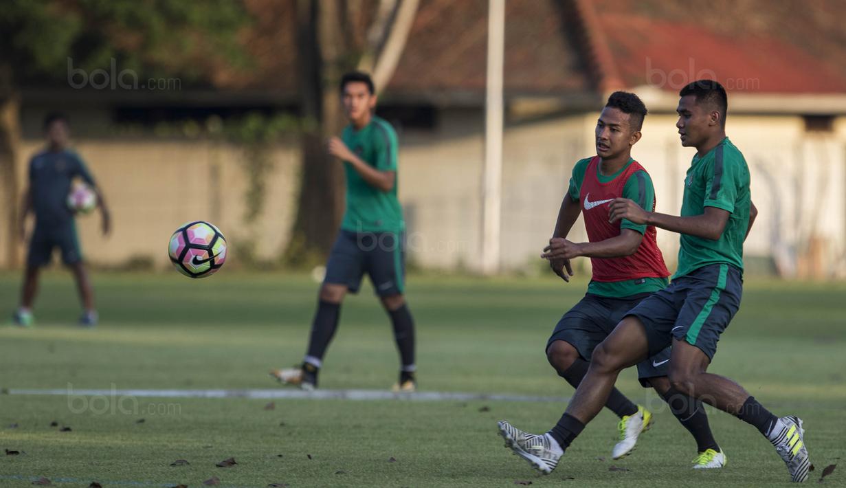 Gelandang Timnas Indonesia U-22, Gian Zola, berebut bola dengan Asnawi Mangkualam, saat latihan di Lapangan SPH Karawaci, Banten, Senin (7/8/2017). Latihan dilakukan sebagai persiapan jelang SEA Games 2017 Malaysia. (Bola.com/Vitalis Yogi Trisna)