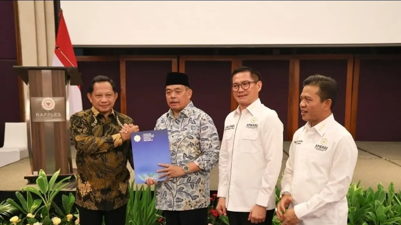 Menteri Dalam Negeri Tito Karnavian (kiri) dan Ketua Umum Asosiasi Pemerintah Kabupaten Seluruh Indonesia (Apkasi), Bursah Zarnubi (kedua dari kiri) (Istimewa)