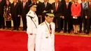 Sri Sultan Hamengku Buwono X (tengah) dan KGPAA Paku Alam IX (kanan) saat pelantikan Gubernur DIY dan Wakil Gubernur DIY periode 2017-2022 di Istana Negara, Jakarta, Selasa (10/10). (Liputan6.com/Angga Yuniar)