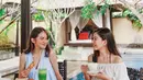 Resort wear yang fenimin dan chic saat liburan ke Bali ala Mila dan Enzy. [Foto: Instagram @jscmila]