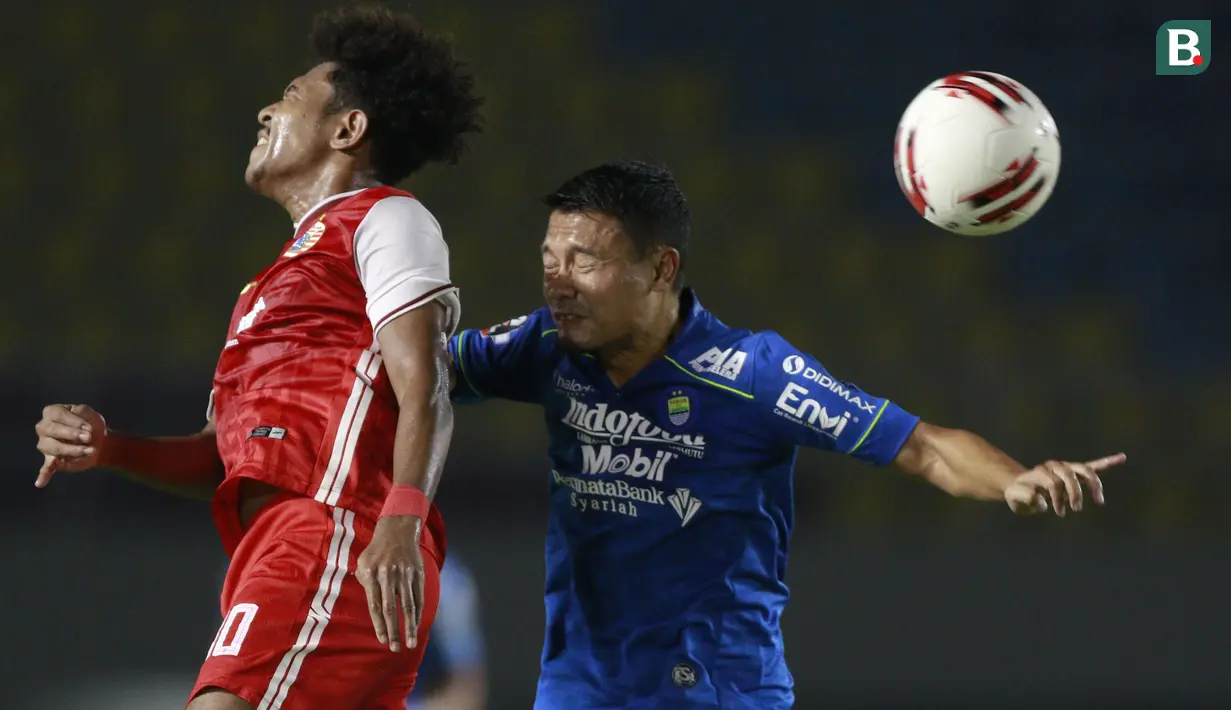 Pemain Persija Jakarta, Braif Fatari (kiri) duel udara dengan Persib Bandung, Dedi Kusnandari, pada laga kedua final Piala Menpora 2021 di Stadion Manahan, Solo, Minggu (25/4/2021). (Bola.com/M Iqbal Ichsan)