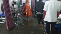 Hujan deras yang mengguyur Kota Bukittinggi, Sumatera Barat pada Kamis malam (19/12/2019), mengakibatkan IGD Rumah Sakit Yarsi Bukittinggi ikut terendam banjir. (Liputan6.com/ Novia/ Istimewa)
