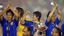 <p>Jepang sebagai pengoleksi terbanyak trofi Piala Asia denagn 4 gelar juara menjadi negara terakhir yang mampu menjurai Piala Asia secara beruntun. Gelar beruntun Jepang yang menjadi gelar kedua dan ketiga ditorehkan pada penyelenggaraan tahun 2000 di Lebanon dan tahun 2004 di China. Sementara gelar pertama Jepang di Piala Asia diraih pada tahun 1992 saat menjadi tuan rumah dan gelar terakhir diraih pada tahun 2011 di Qatar. (AFP/Peter Parks)</p>
