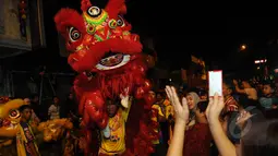 Salah satu atraksi barongsai saat malam perayaan Cap Go Meh di Bogor, Jawa Barat, Kamis (5/3/2015). Malam perayaan Cap Go Meh di Kota Bogor berlangsung meriah. (Liputan6.com/Helmi Fithriansyah)